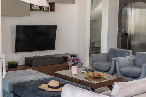 Una televisión o centro de entretenimiento en Fig Tree Bay Residences 6