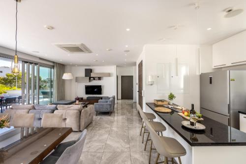 Una cocina o cocineta en Fig Tree Bay Residences 6