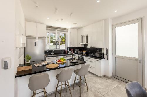 Una cocina o cocineta en Fig Tree Bay Residences 6