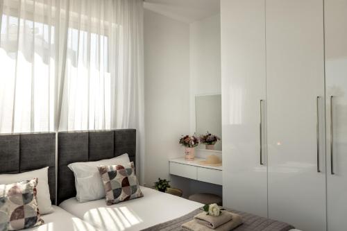 Una cama o camas en una habitación de Fig Tree Bay Residences 6