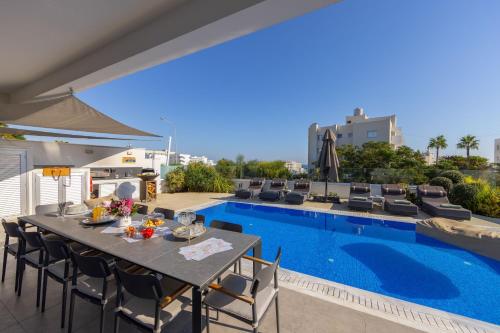 La alberca dentro o cerca de Fig Tree Bay Residences 6