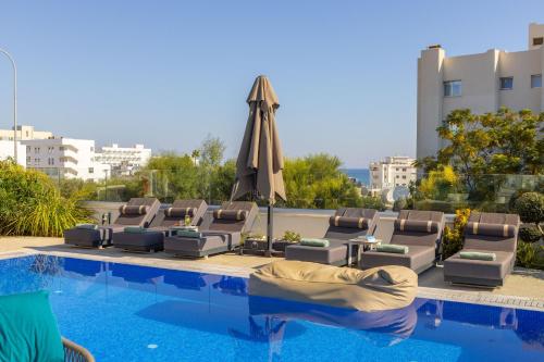 La alberca dentro o cerca de Fig Tree Bay Residences 6