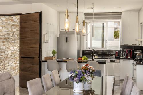 Una cocina o cocineta en Fig Tree Bay Residences 6