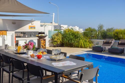 La alberca dentro o cerca de Fig Tree Bay Residences 6