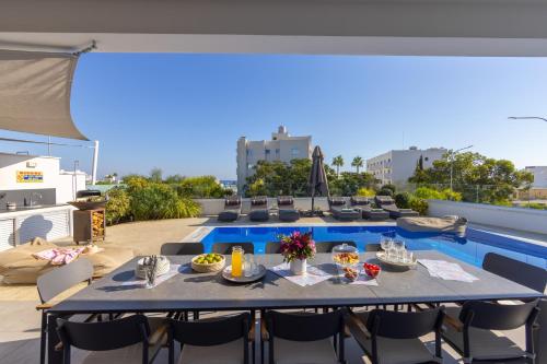 La alberca dentro o cerca de Fig Tree Bay Residences 6