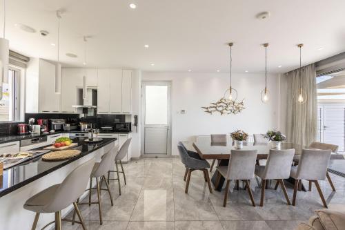 Una cocina o cocineta en Fig Tree Bay Residences 6