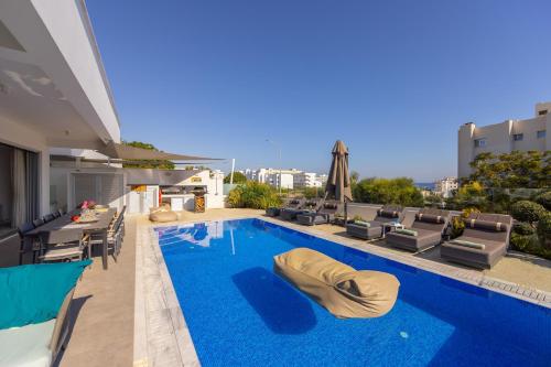 La alberca dentro o cerca de Fig Tree Bay Residences 6