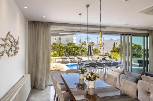 La alberca dentro o cerca de Fig Tree Bay Residences 6