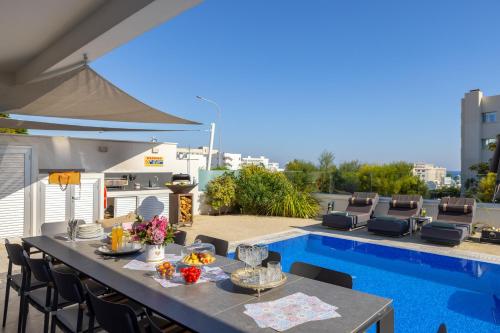 La alberca dentro o cerca de Fig Tree Bay Residences 6