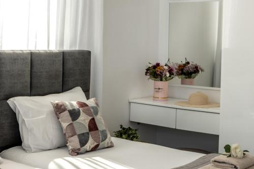 Una cama o camas en una habitación de Fig Tree Bay Residences 6