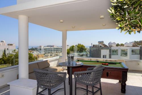 Un balcón o terraza en Fig Tree Bay Residences 6