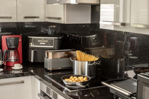 Una cocina o cocineta en Fig Tree Bay Residences 6