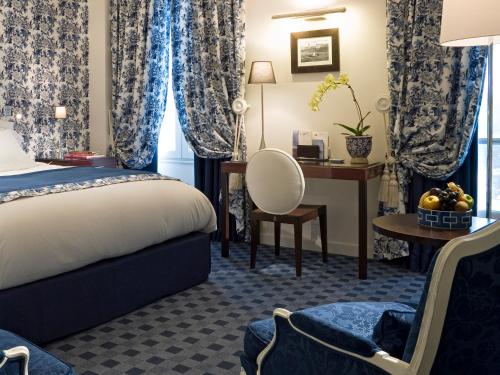 Postel nebo postele na pokoji v ubytování Le Royal Hotel Lyon - MGallery Collection