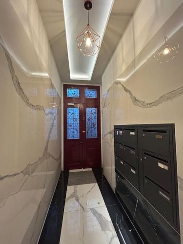 Cette chambre dispose d'un couloir avec une porte et un hallwayngth. dans l'établissement Emplacement idéal SECURISE T2 Cosy Perpignan, à Perpignan