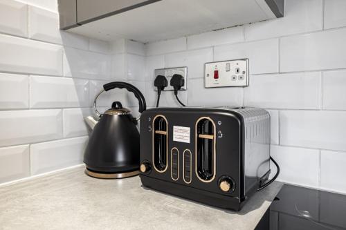 Příslušenství pro přípravu čaje a kávy v ubytování Bountrees Apartment