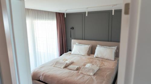 Postel nebo postele na pokoji v ubytování Mykonos Homes - Luxuriöses Penthouse mit Rooftop Pool, Meerblick, Gym