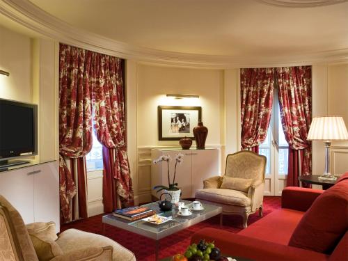 TV a/nebo společenská místnost v ubytování Le Royal Hotel Lyon - MGallery Collection