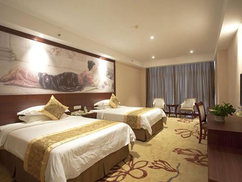 Vienna Hotel Hangzhou Banshan Shiqiao Road في هانغتشو: غرفة فندقية بسريرين ولوحة كبيرة على الحائط