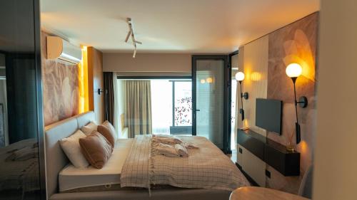 Postel nebo postele na pokoji v ubytování Mykonos Homes - Luxuriöses Penthouse mit Rooftop Pool, Meerblick, Gym