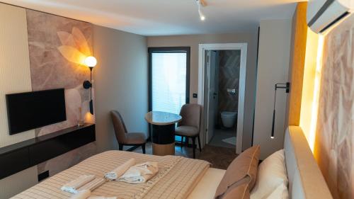 TV a/nebo společenská místnost v ubytování Mykonos Homes - Luxuriöses Penthouse mit Rooftop Pool, Meerblick, Gym