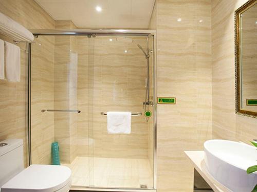ein Bad mit einer Dusche, einem WC und einem Waschbecken in der Unterkunft Vienna Hotel Hangzhou Banshan Shiqiao Road in Hangzhou