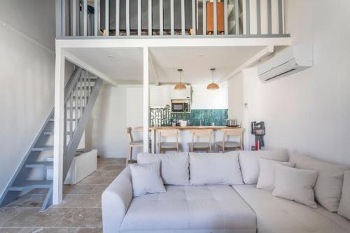 - un salon avec un canapé blanc et un escalier dans l'établissement Standing - Central - Quartier des Artistes - Les Frères de la Loc', à Marseille