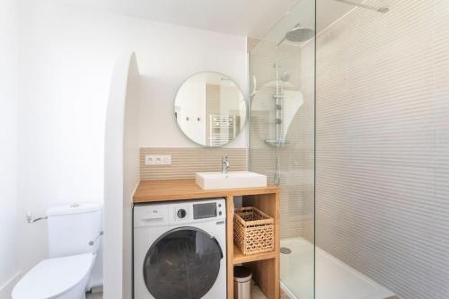 a bathroom with a washing machine and a sink at Standing - Central - Quartier des Artistes - Les Frères de la Loc' in Marseille