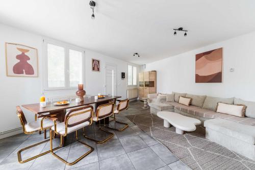 un salon avec une table et un canapé dans l'établissement Villa Romainville paris pour 8 personnes - FLAT-GUEST, à Romainville