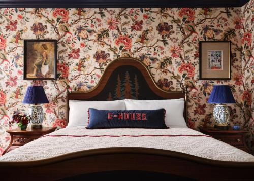 a bedroom with a bed with a floral wallpaper at Graduate by Hilton Palo Alto in Palo Alto