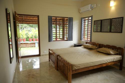 Una cama o camas en una habitación de Neelambari - Riverside Private Bedroom