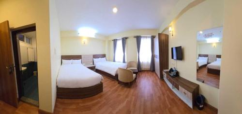 Una cama o camas en una habitación de Hotel Dolkha Durbar