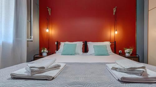 a bedroom with a bed with two towels on it at ZACHARI HOUSE CFU in Virós