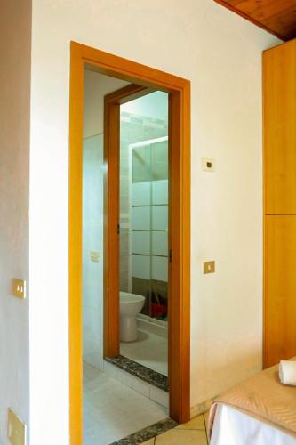a bathroom with a mirror and a toilet at The Courtyard Retreat in Brunate
