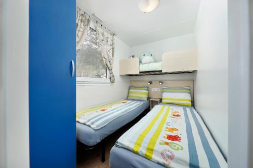 Ένα ή περισσότερα κρεβάτια σε δωμάτιο στο Albatross Mobile Homes on Camping Bijela Uvala