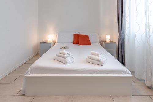 フィレンツェにあるMeliana - Sweet Dreams in Florenceのタオルが敷かれた白いベッドのある寝室