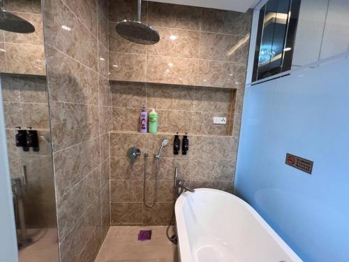 une salle de bain avec douche et toilettes dans l'établissement Dorsett Bukit Bintang with Bathtub by Prestige, à Kuala Lumpur