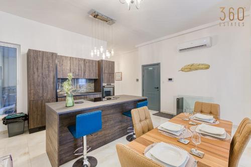 a dining room with a table and chairs at Stunning 2BR Penthouse with terrace in Mosta by 360 Estates in Mosta