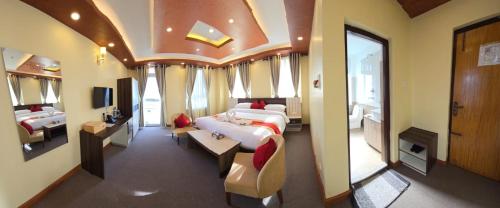 Una cama o camas en una habitación de Hotel Dolkha Durbar