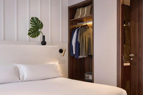 una camera da letto con un letto bianco e un armadio di Ramirez Flats Valencia a Valencia
