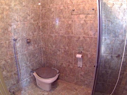 une salle de bain avec douche et toilettes dans l'établissement Casa para temporada da Vó Cida, à Olímpia