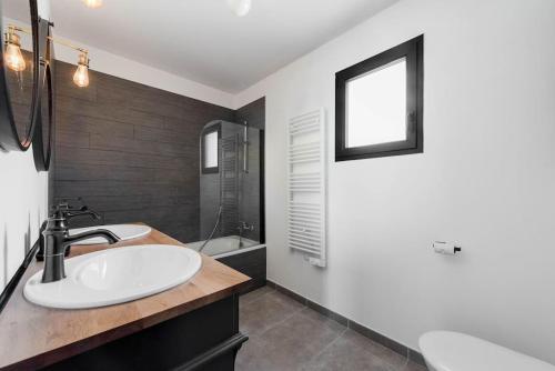 une salle de bain avec un lavabo blanc et une fenêtre dans l'établissement Maison familiale exceptionnelle proche centre, à La Crau