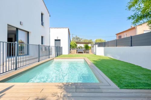 une piscine dans l'arrière-cour d'une maison dans l'établissement Maison familiale exceptionnelle proche centre, à La Crau