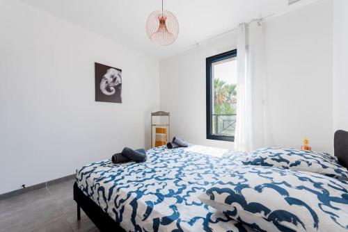 une chambre avec un lit avec une couette bleue et blanche dans l'établissement Maison familiale exceptionnelle proche centre, à La Crau