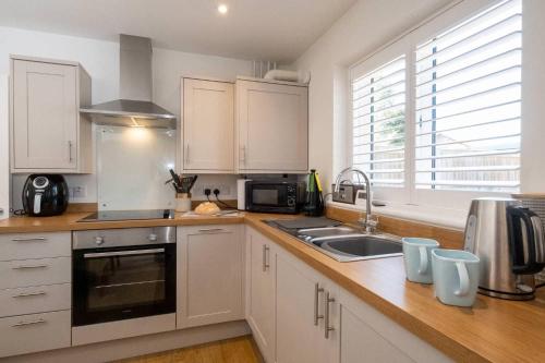 Köök või kööginurk majutusasutuses 1 Buxlow Cottages