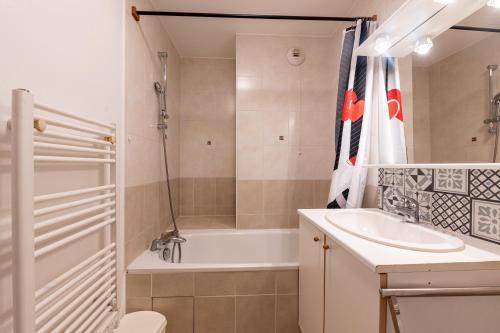 une salle de bain avec une baignoire, un lavabo et des toilettes dans l'établissement Appt Alba 6 pers plein centre, à Brides-les-Bains