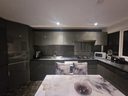 Kuchyň nebo kuchyňský kout v ubytování 3 Bedroom furnished House