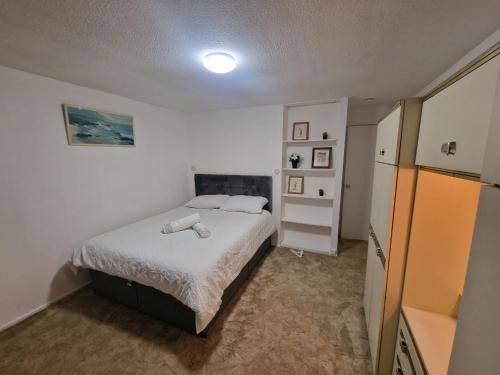 Postel nebo postele na pokoji v ubytování 3 Bedroom furnished House