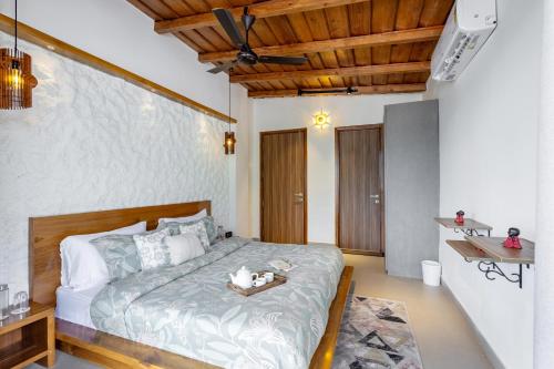 Postel nebo postele na pokoji v ubytování ELIVAAS 6 BHK with Balcony & Lake View - Antarmann Casa Zenith