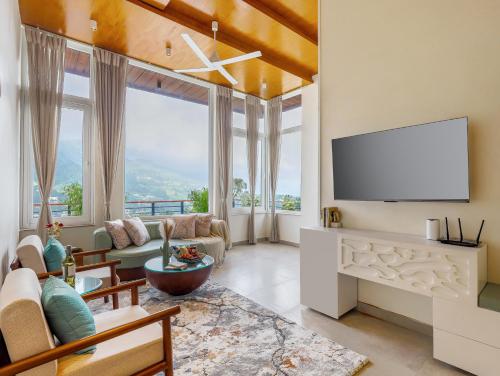 TV a/nebo společenská místnost v ubytování ELIVAAS 6 BHK with Balcony & Lake View - Antarmann Casa Zenith
