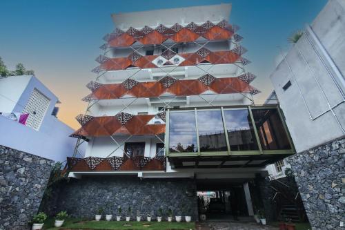 a building with a building with a balcony at La Papillon Maison in Puducherry